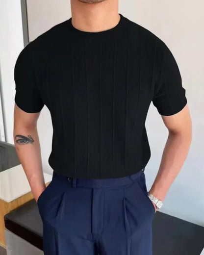 "T-shirt uomo casual a coste, design moderno, colore neutro, vestibilità comoda, ideale per look informali estivi."