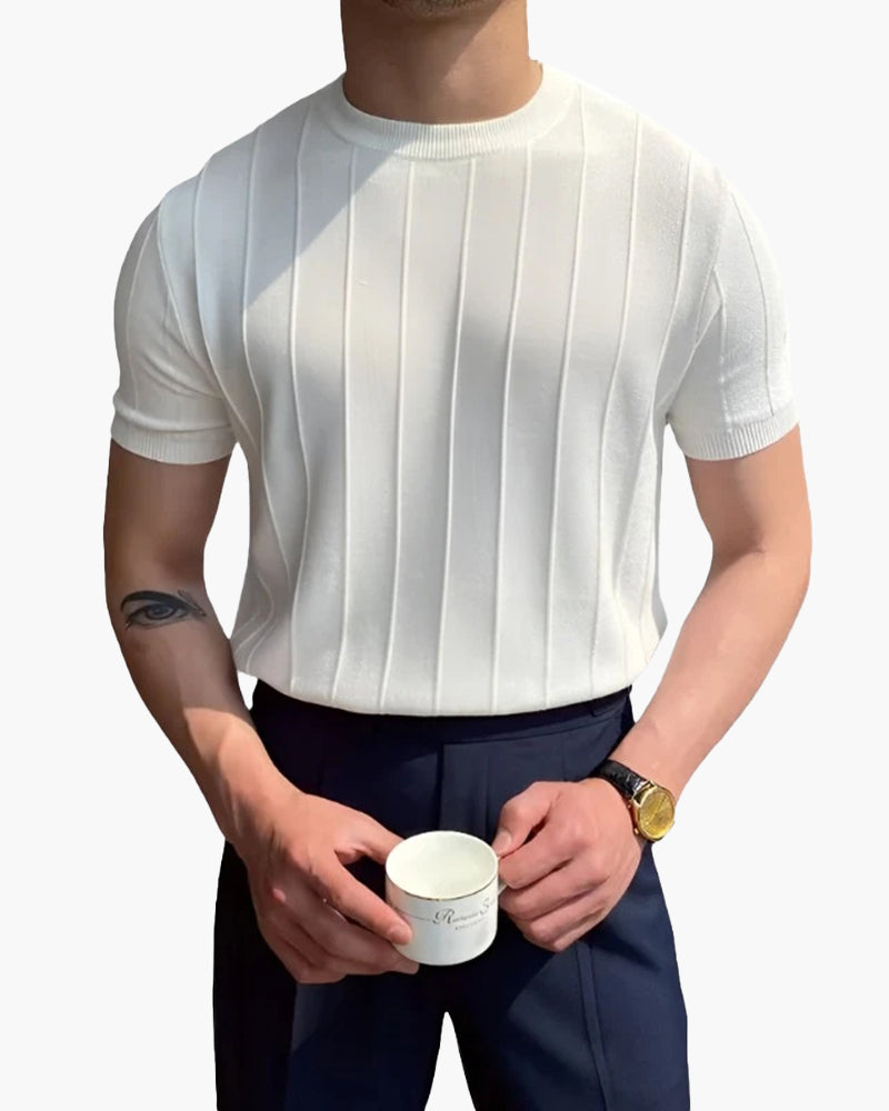 "T-shirt uomo casual a coste, design moderno, colore neutro, vestibilità comoda, ideale per look informali estivi."