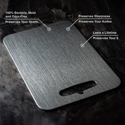 Tagliere antibatterico in titanio, non tossico, superficie grigia, resiste a microplastiche e BPA, igiene in cucina.
