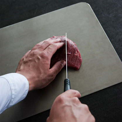 Tagliere antibatterico in titanio, non tossico, superficie grigia, resiste a microplastiche e BPA, igiene in cucina.