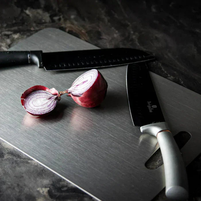 "Tagliere in titanio antibatterico, resistente e igienico, elegante e moderno per cucina, non assorbe odori né batteri."