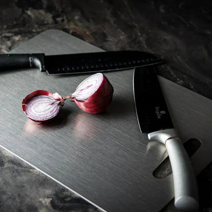 "Tagliere in titanio antibatterico, resistente e igienico, elegante e moderno per cucina, non assorbe odori né batteri."