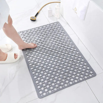 "Tappetino da doccia antiscivolo grigio con ventose, superficie morbida e drenaggio efficiente per bagno sicuro e igienico."