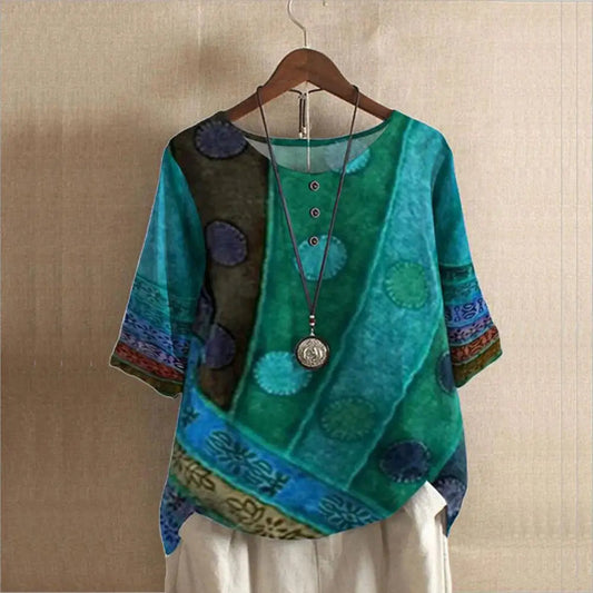 Top donna in cotone con stampe vintage, scollo rotondo, maniche a tre quarti, colori vivaci come blu e rosso.