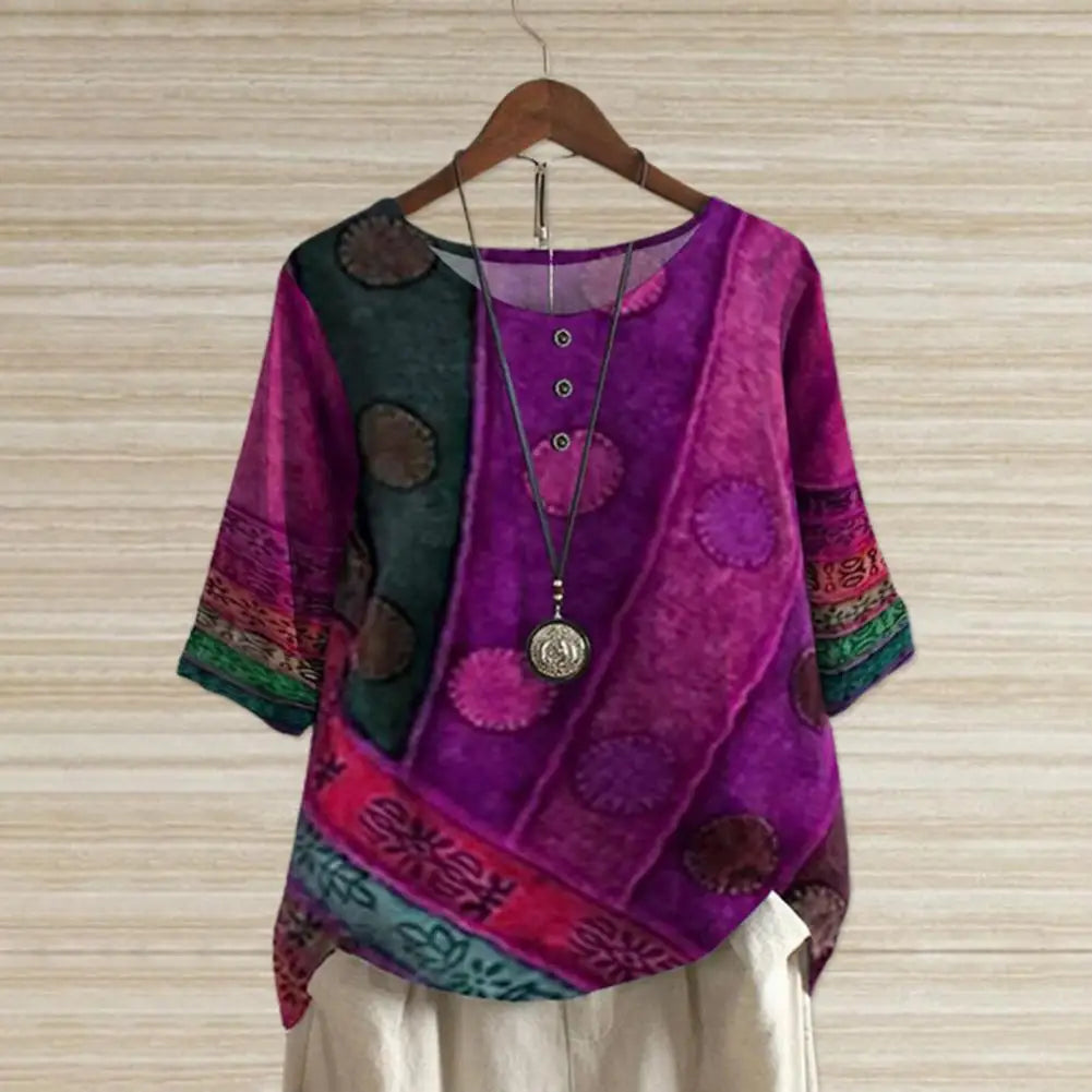 Top donna in cotone con stampe vintage, scollo rotondo, maniche a tre quarti, colori vivaci come blu e rosso.