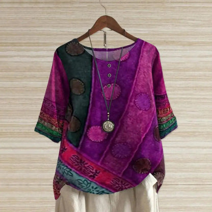 Top donna in cotone con stampe vintage, scollo rotondo, maniche a tre quarti, colori vivaci come blu e rosso.