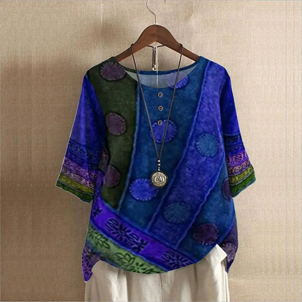 Top donna in cotone con stampe vintage, scollo rotondo, maniche a tre quarti, colori vivaci come blu e rosso.