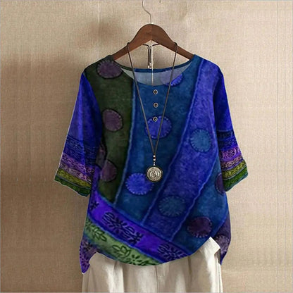 Top donna in cotone con stampe vintage, scollo rotondo, maniche a tre quarti, colori vivaci come blu e rosso.