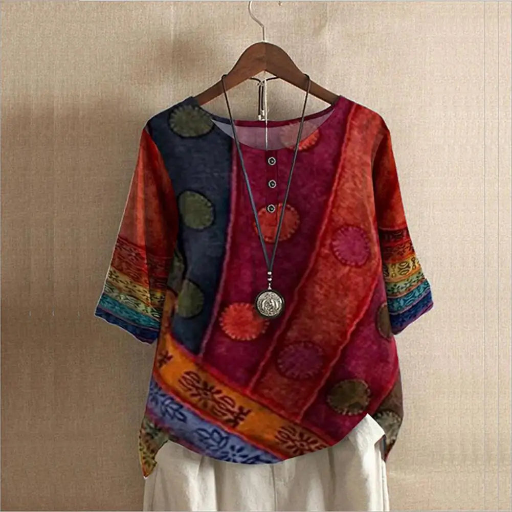 Top donna in cotone con stampe vintage, scollo rotondo, maniche a tre quarti, colori vivaci come blu e rosso.