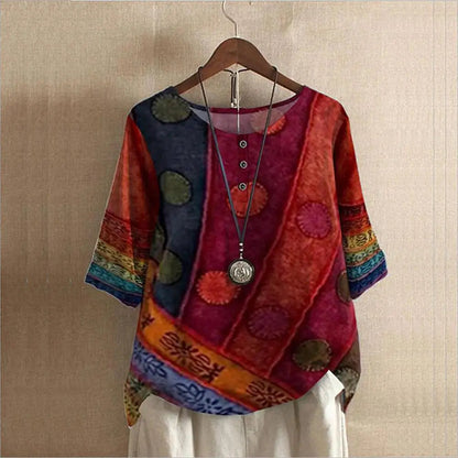 Top donna in cotone con stampe vintage, scollo rotondo, maniche a tre quarti, colori vivaci come blu e rosso.