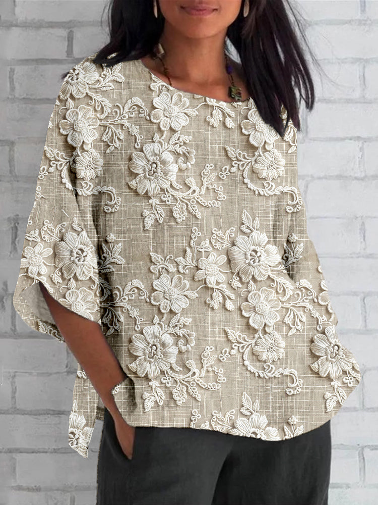 "Top donna rilassato floreale vintage, mezza manica con stampa floreale, look casual-chic, sfondo bianco elegante."