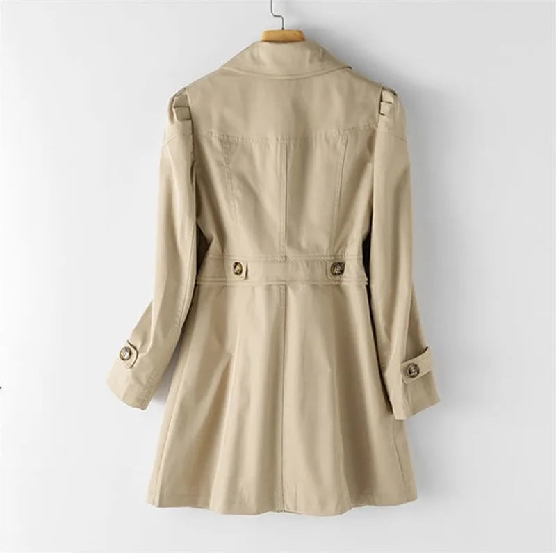 Trench da donna elegante in cashmere, beige, resistente all'acqua, con silhouette classica e bottoni, ideale per ogni occasio