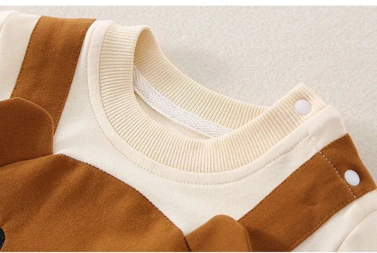 "Tuta bambino con cappuccio, design orsetto, morbida, calda, perfetta per giornate fredde e avventure all'aperto."
