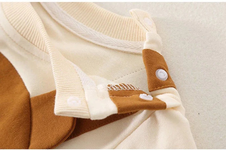 "Tuta bambino con cappuccio, design orsetto, morbida, calda, perfetta per giornate fredde e avventure all'aperto."