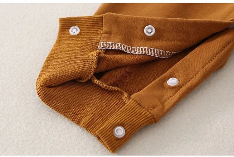 "Tuta bambino con cappuccio, design orsetto, morbida, calda, perfetta per giornate fredde e avventure all'aperto."