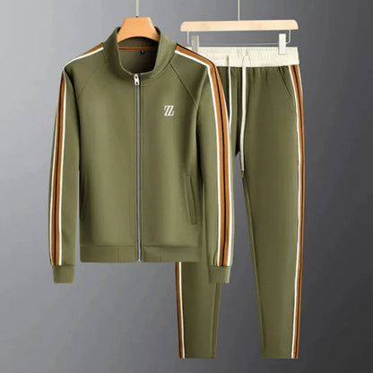 "Tuta ginnastica uomo cotone-poliestere, vestibilità rilassata, colore grigio chiaro, stile casual ed elegante."