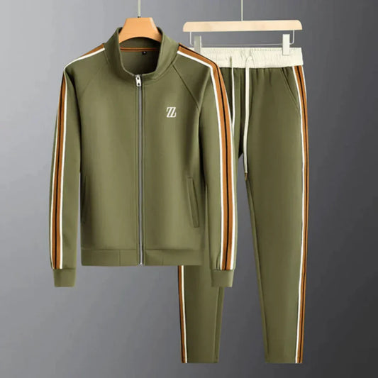 "Tuta ginnastica uomo cotone-poliestere, vestibilità rilassata, colore grigio chiaro, stile casual ed elegante."