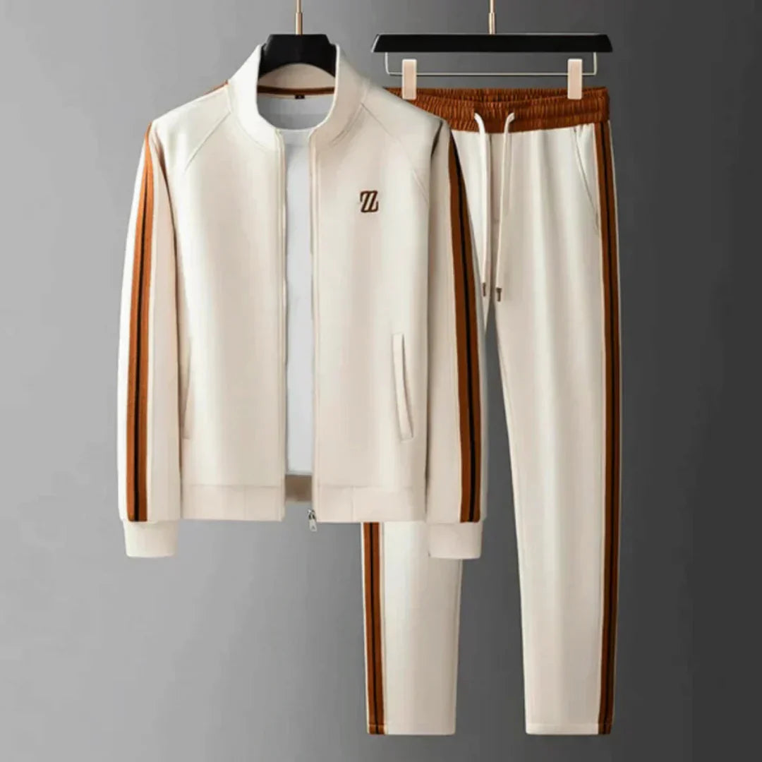 "Tuta ginnastica uomo cotone-poliestere, vestibilità rilassata, colore grigio chiaro, stile casual ed elegante."