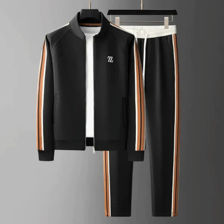"Tuta ginnastica uomo cotone-poliestere, vestibilità rilassata, colore grigio chiaro, stile casual ed elegante."