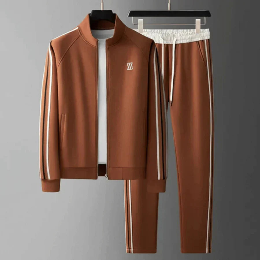 "Tuta ginnastica uomo cotone-poliestere, vestibilità rilassata, colore grigio chiaro, stile casual ed elegante."