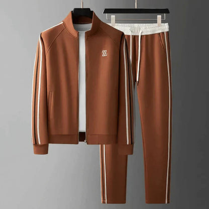 "Tuta ginnastica uomo cotone-poliestere, vestibilità rilassata, colore grigio chiaro, stile casual ed elegante."