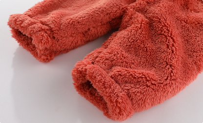 "Tutina neonato in pile morbido beige con cappuccio, chiusura a bottone per calore e comfort ideale in inverno."