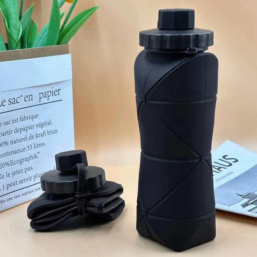 Unisex 600ml collapsible water bottle, made from high-quality silicone, designed for easy storage and hydration on-the-go.