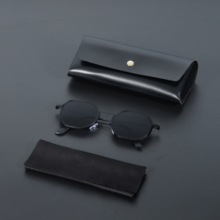 Unisex hexagonal sunglasses offering UV400 protection. Modern design for all genders.