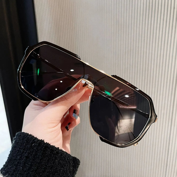 High-quality unisex aviator sunglasses featuring a robust metal frame & glare-reducing lenses.