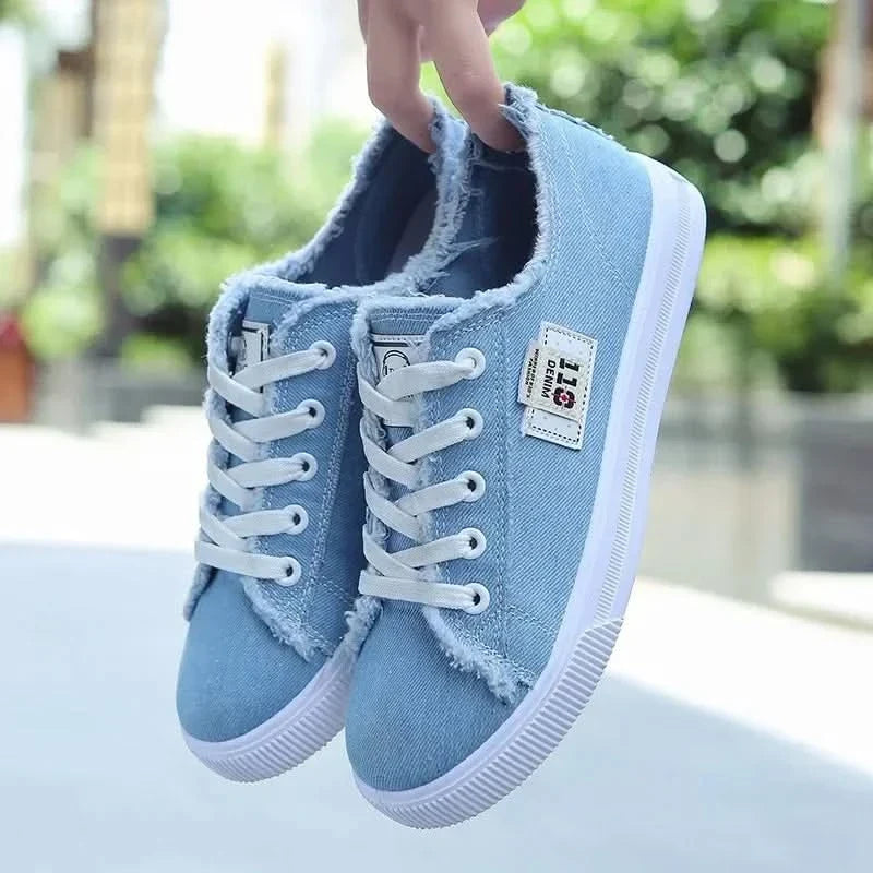 Versatile unisex high-top sneakers, featuring a durable lace-up design for everyday street style.