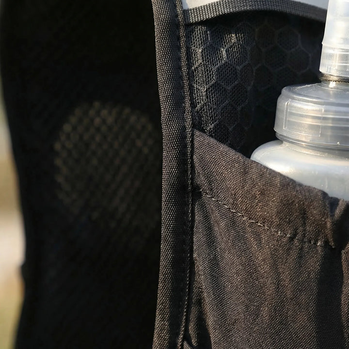 Versatile unisex running vest, ideal for marathon, trail running & outdoor sports. Features secure storage & hydration.
