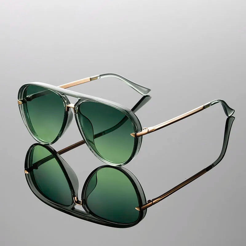 Unisex modern aviator sunglasses, sleek design with full UV400 protection. Essential eyewear for sun.