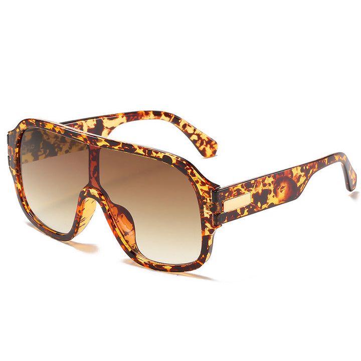 Versatile oversized gradient lens sunglasses for unisex fashion, showcasing elegant metal accents.