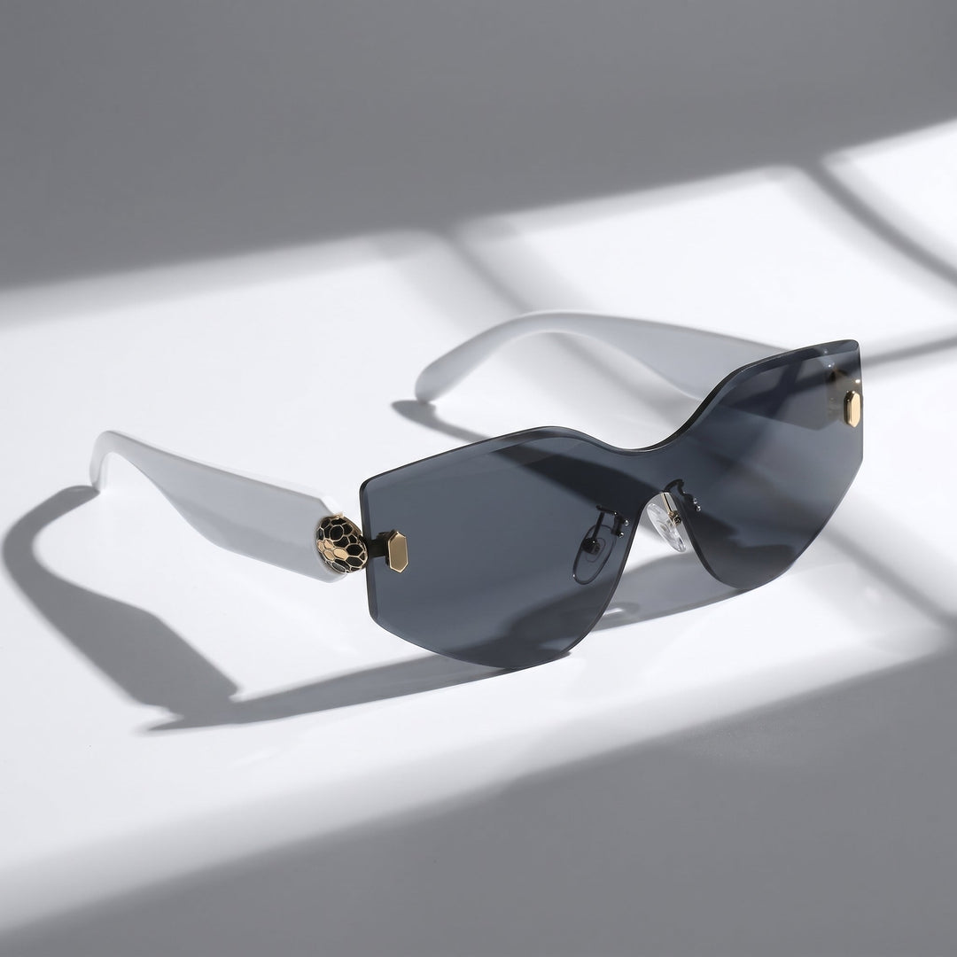 Retro square sunglasses, a stylish unisex accessory. Enhanced with crucial UV400 protection.