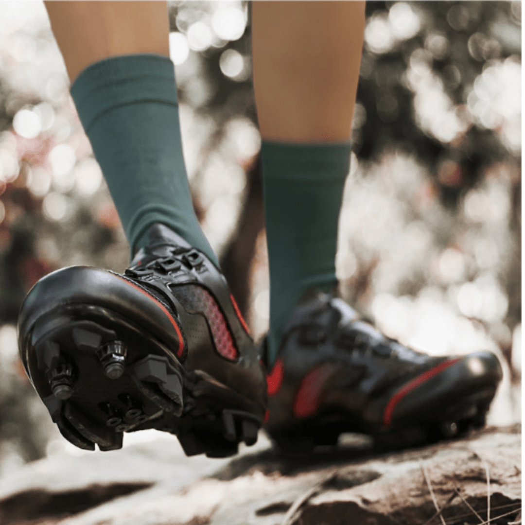 Unisex ultralight MTB cycling shoes with SPD cleats, designed for road and off-road biking