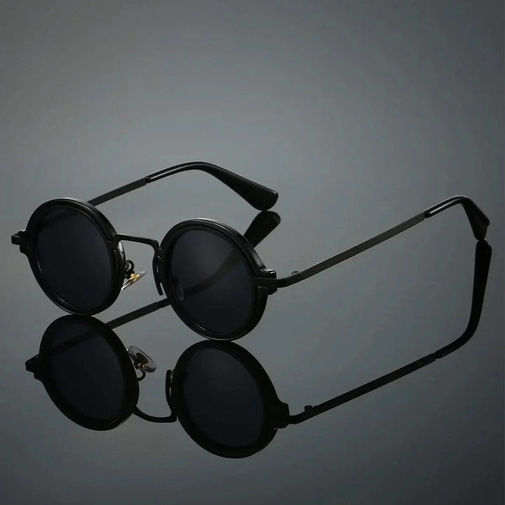 Retro gold frame round sunglasses for men and women, lightweight & glare-resistant.