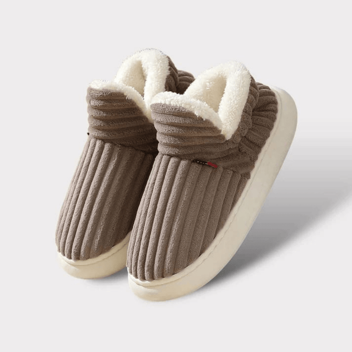 Cozy thermal winter slippers for men & women, plush interior, ultimate comfort.