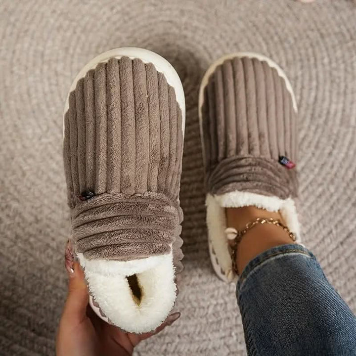 Thermal indoor shoes, unisex design, offering cozy comfort all winter long.