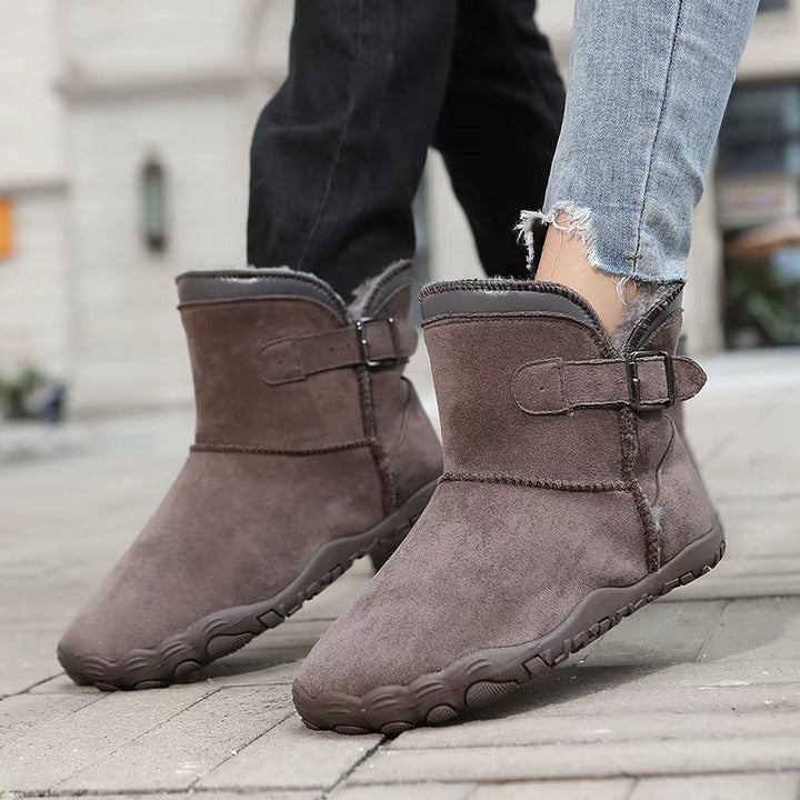 Flexible sole & roomy toe barefoot winter boots, ensuring warmth and natural movement.