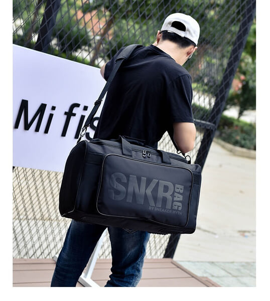 Stay organized with this water-resistant multi-compartment unisex travel bag for shoes, gear & luggage.