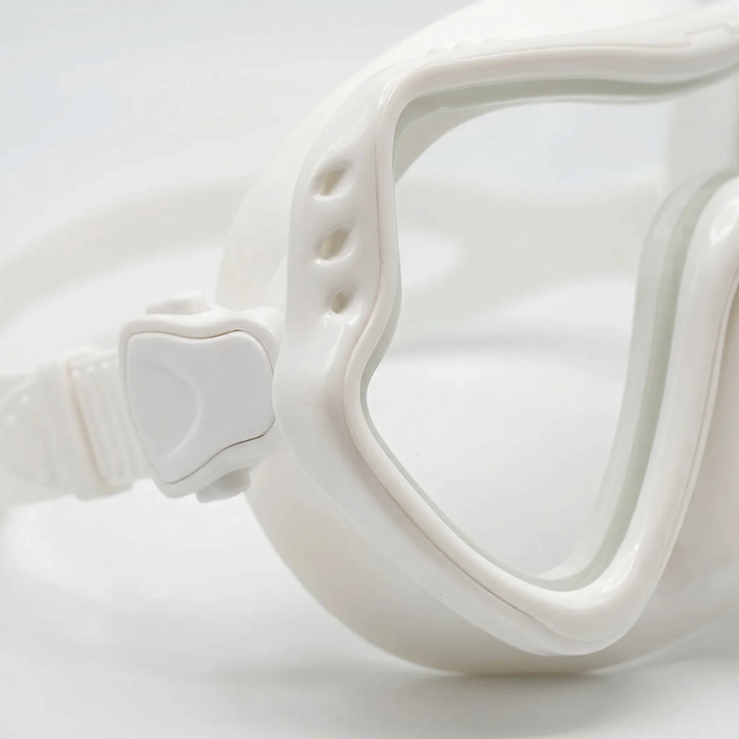 Crystal clear tempered glass lens of a wide view snorkeling mask for unobstructed underwater exploration.