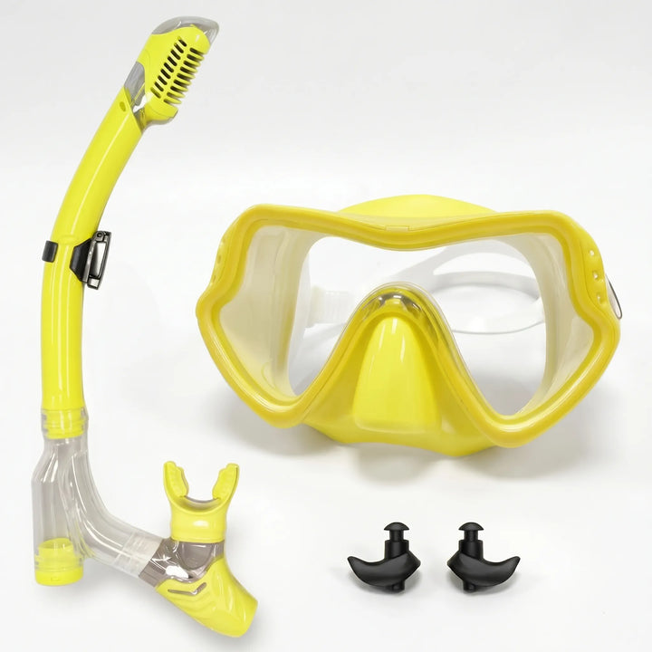 Durable buckle system of a wide view snorkeling mask, allowing easy strap adjustments for optimal dive comfort.