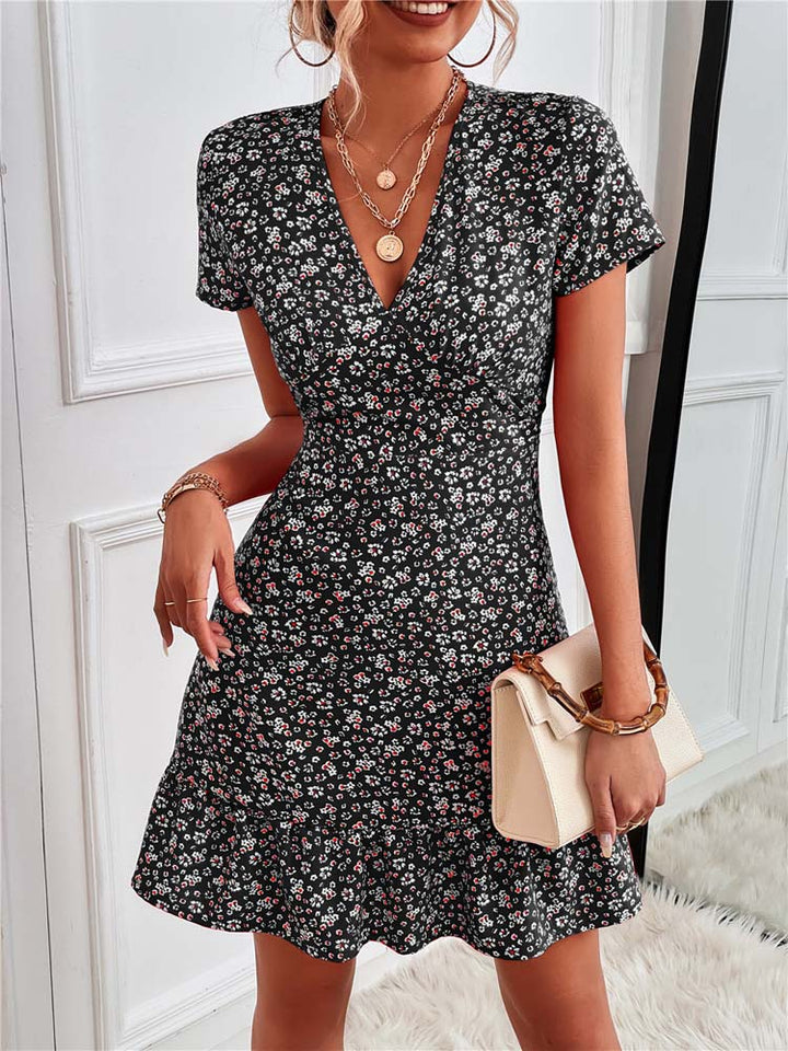 "Vestito estivo donna in cotone, colore chiaro, con motivo floreale delicato su sfondo, taglio elegante e femminile."
