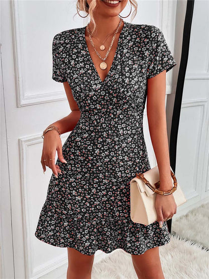 "Vestito estivo donna in cotone, colore chiaro, con motivo floreale delicato su sfondo, taglio elegante e femminile."