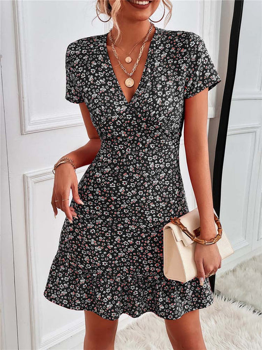 "Vestito estivo donna in cotone, colore chiaro, con motivo floreale delicato su sfondo, taglio elegante e femminile."
