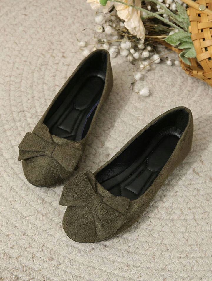 Comfortable women's supportive loafer flats with slip-resistant sole, ideal for walking & daily use.