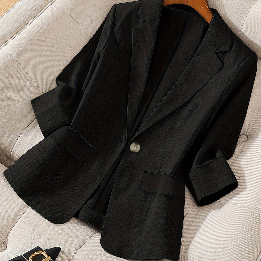 Women's modern cropped blazer, tailored fit. Business casual jacket, professional & stylish for work attire.