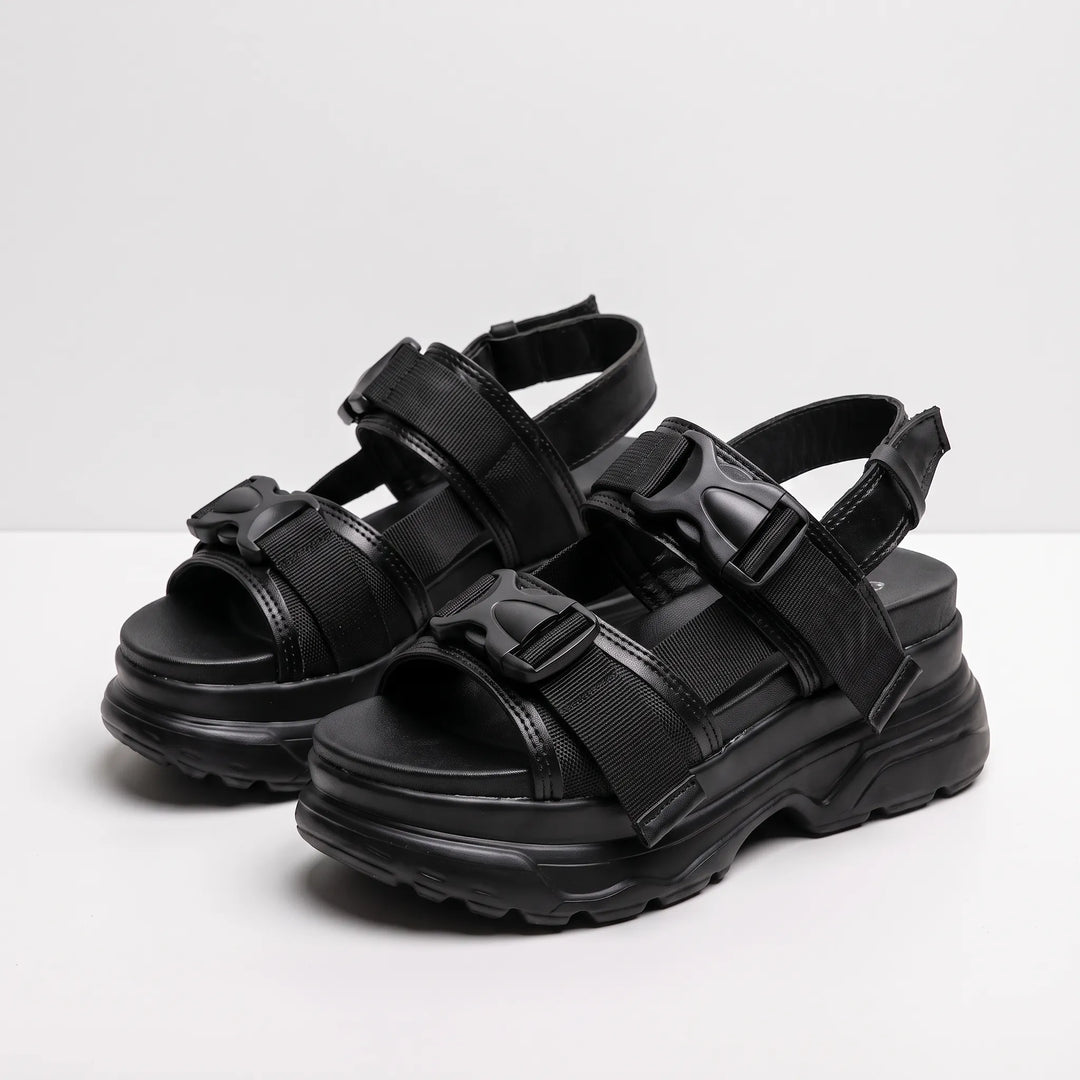 Versatile open-toe women's chunky platform sandals, ideal streetwear shoes for a trendy, comfortable summer look.
