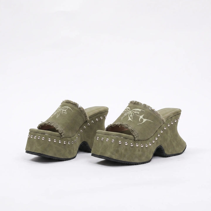 Stylish women's chunky platform mule sandals with a comfortable slip-on design, ideal for summer fashion.