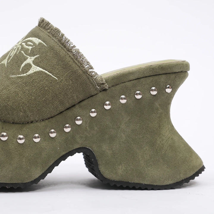 Trendy women's statement platform sandals with a chunky block heel. Easy slip-on for a chic retro summer look.